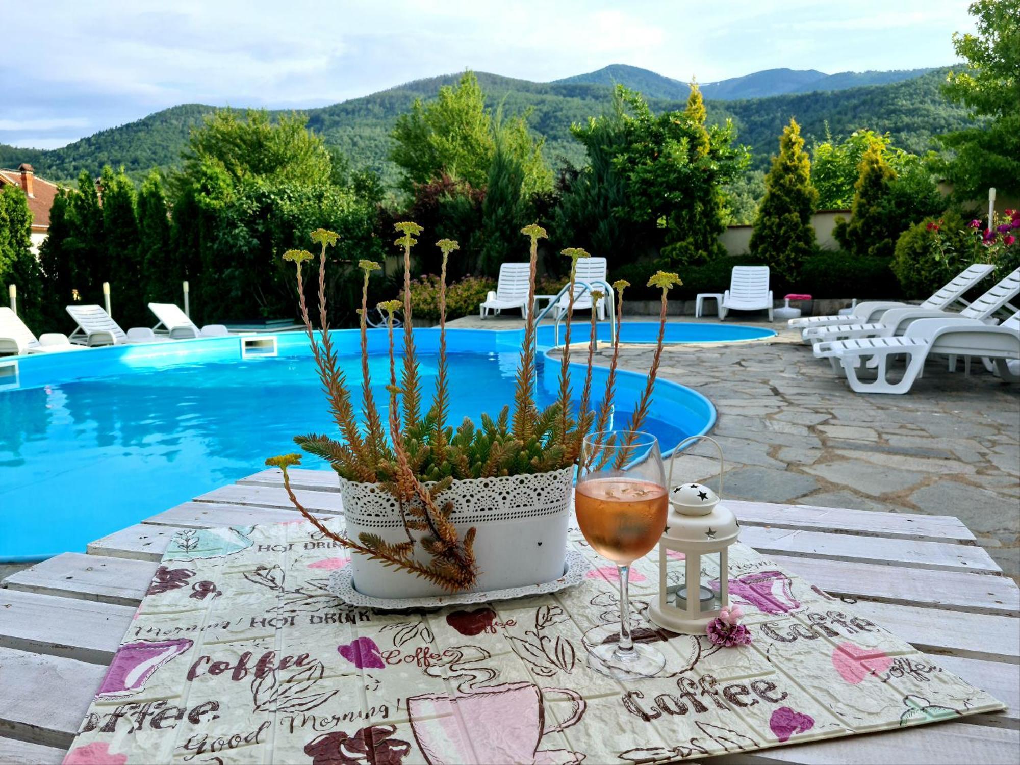Family Hotel Komhotel Berkovitsa Exterior photo